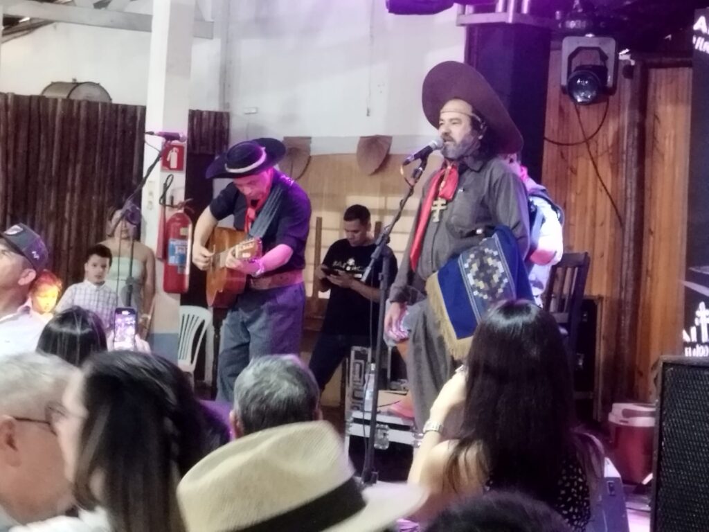 Domingueira com Baitaca reuniu pessoas de toda a região no CTG em Amambai