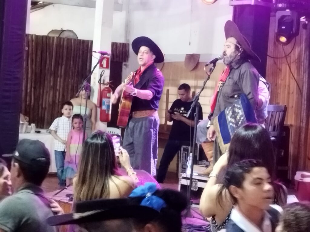 Domingueira com Baitaca reuniu pessoas de toda a região no CTG em Amambai