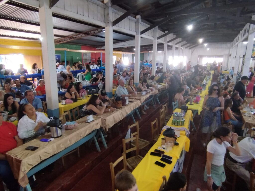 Domingueira com Baitaca reuniu pessoas de toda a região no CTG em Amambai