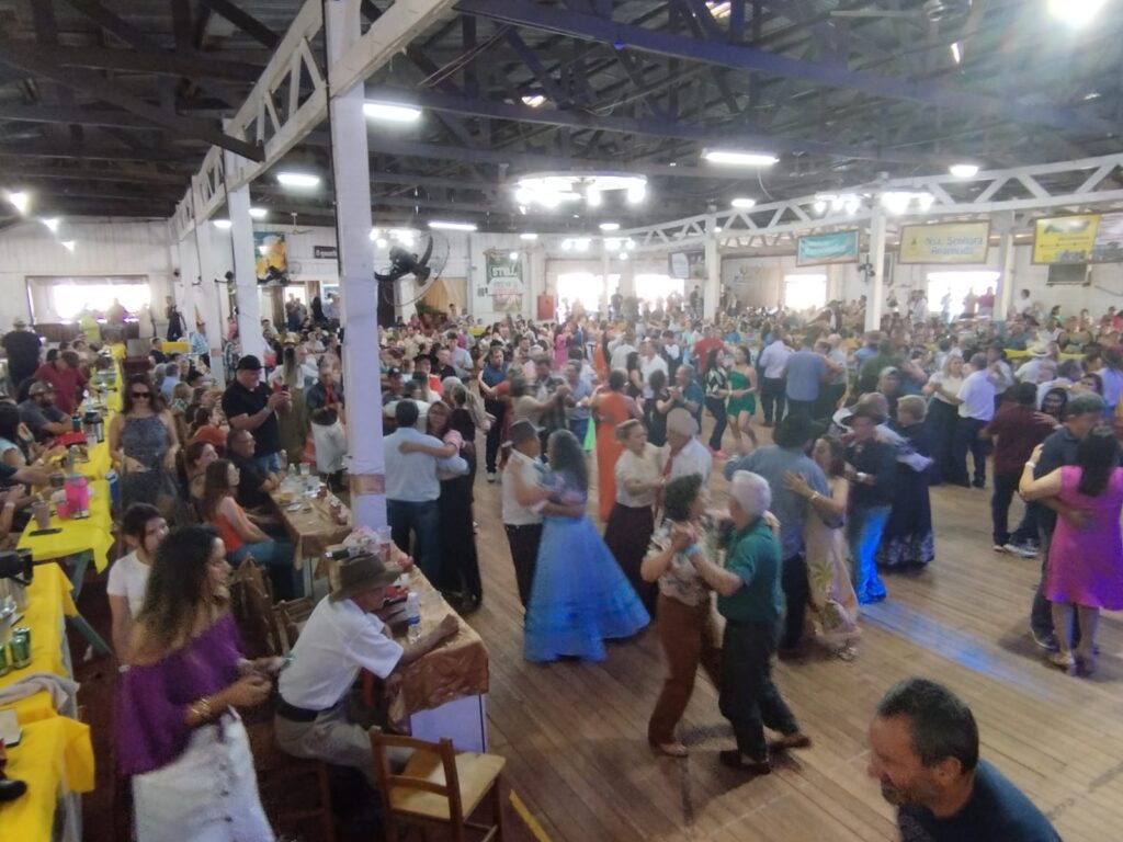 Domingueira com Baitaca reuniu pessoas de toda a região no CTG em Amambai