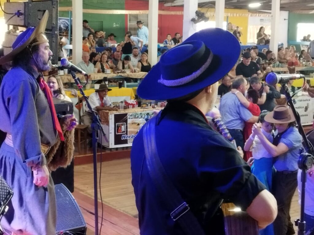 Domingueira com Baitaca reuniu pessoas de toda a região no CTG em Amambai