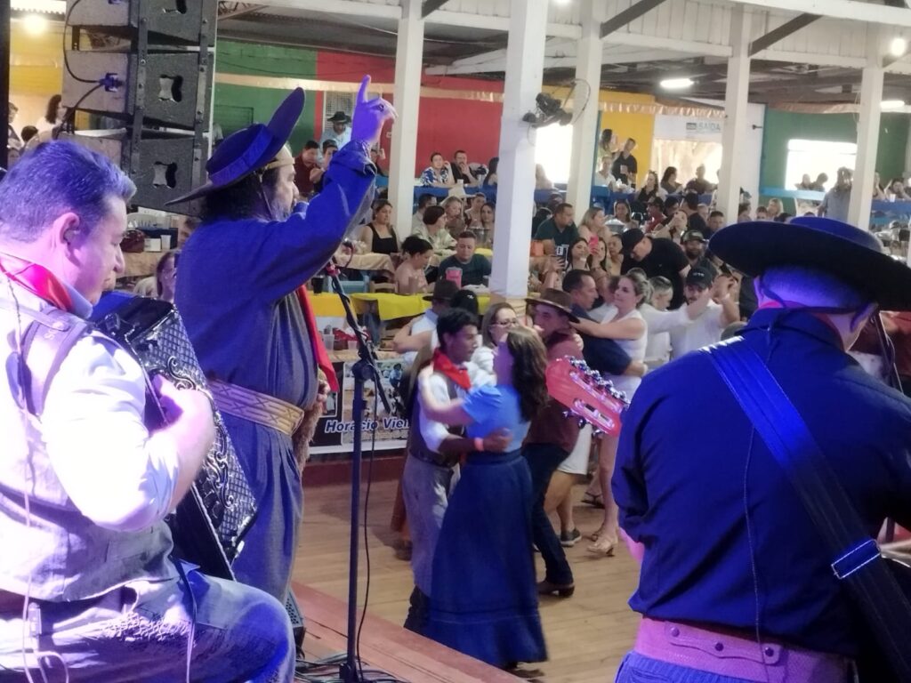 Domingueira com Baitaca reuniu pessoas de toda a região no CTG em Amambai