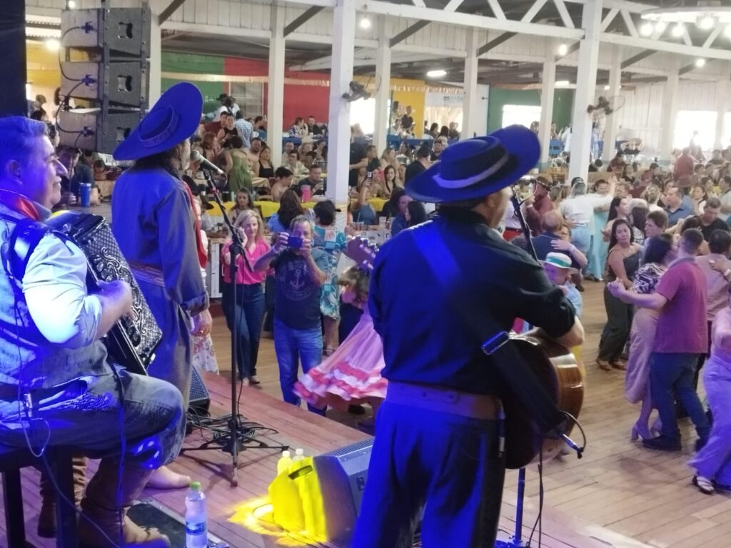 Domingueira com Baitaca reuniu pessoas de toda a região no CTG em Amambai