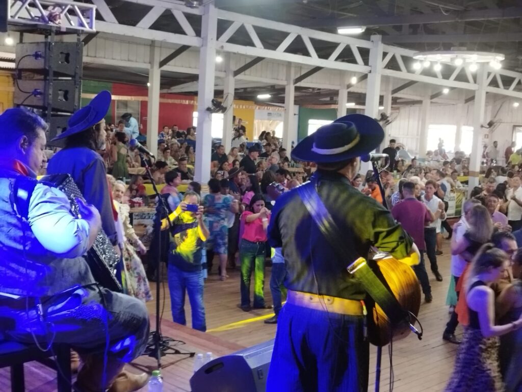 Domingueira com Baitaca reuniu pessoas de toda a região no CTG em Amambai
