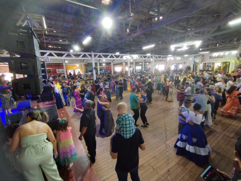 Domingueira com Baitaca reuniu pessoas de toda a região no CTG em Amambai