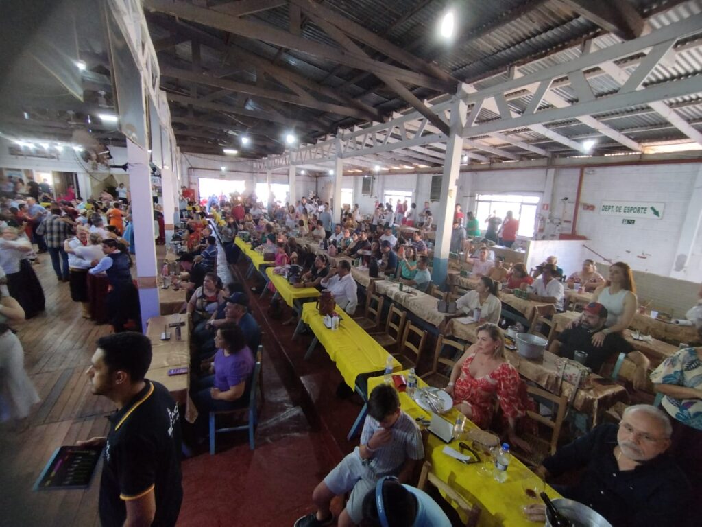 Domingueira com Baitaca reuniu pessoas de toda a região no CTG em Amambai