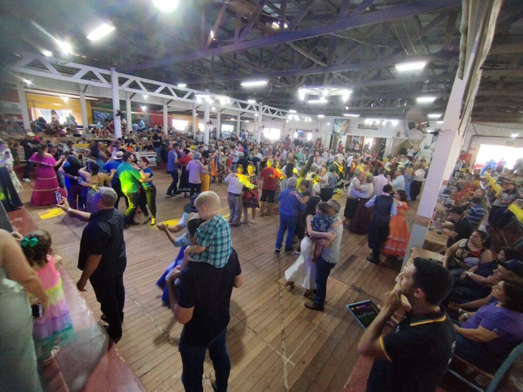 Domingueira com Baitaca reuniu pessoas de toda a região no CTG em Amambai