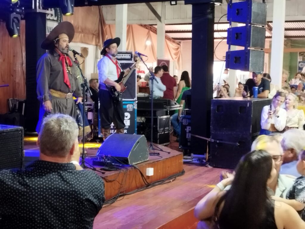 Domingueira com Baitaca reuniu pessoas de toda a região no CTG em Amambai
