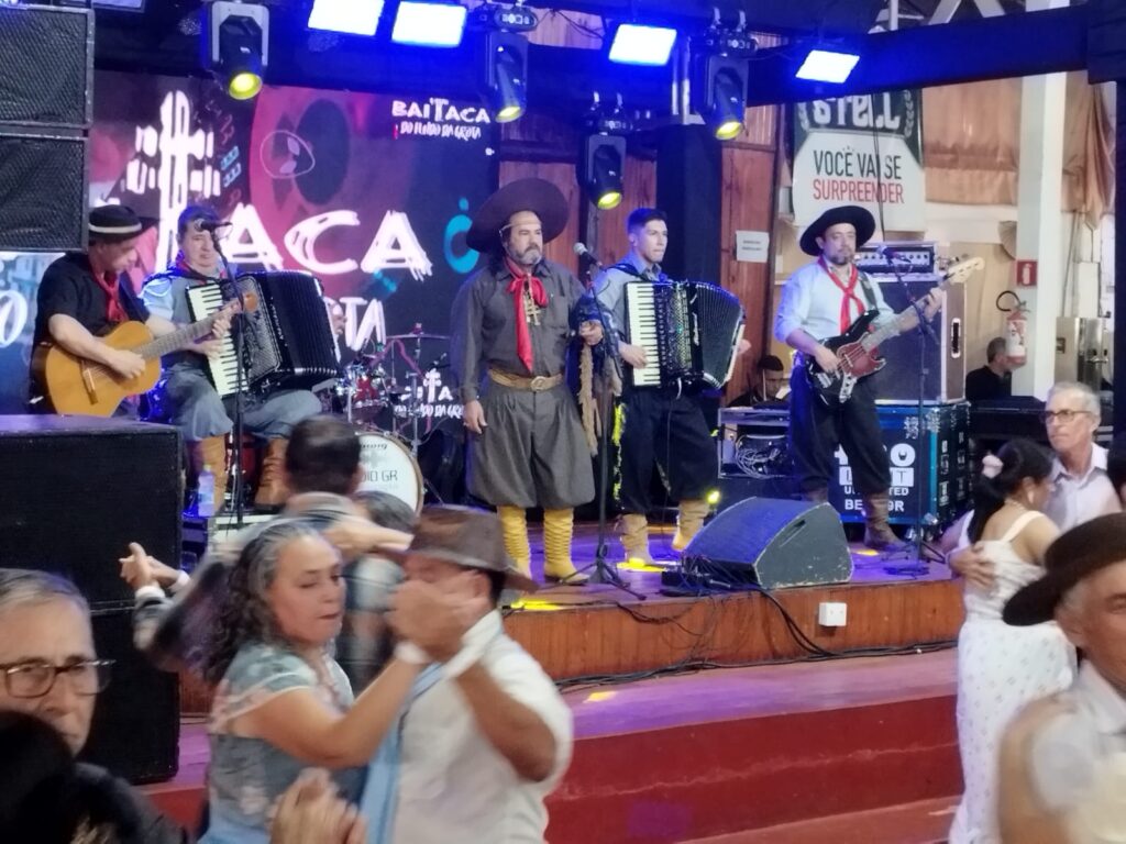Domingueira com Baitaca reuniu pessoas de toda a região no CTG em Amambai