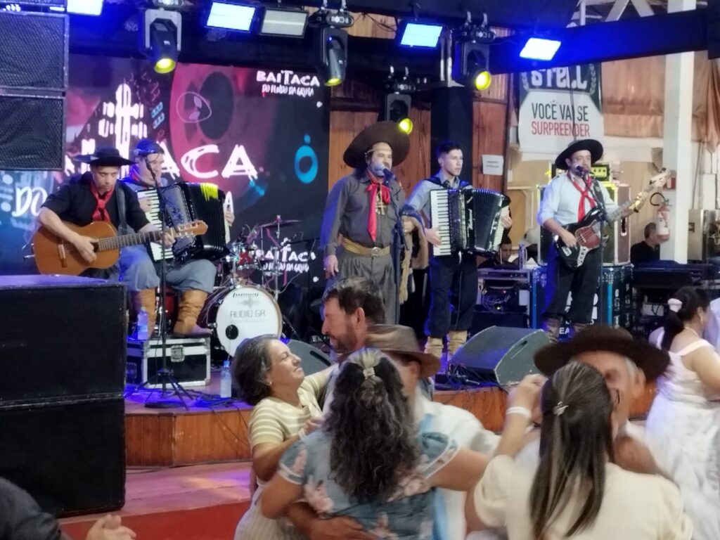 Domingueira com Baitaca reuniu pessoas de toda a região no CTG em Amambai