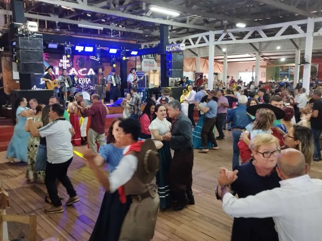 Domingueira com Baitaca reuniu pessoas de toda a região no CTG em Amambai
