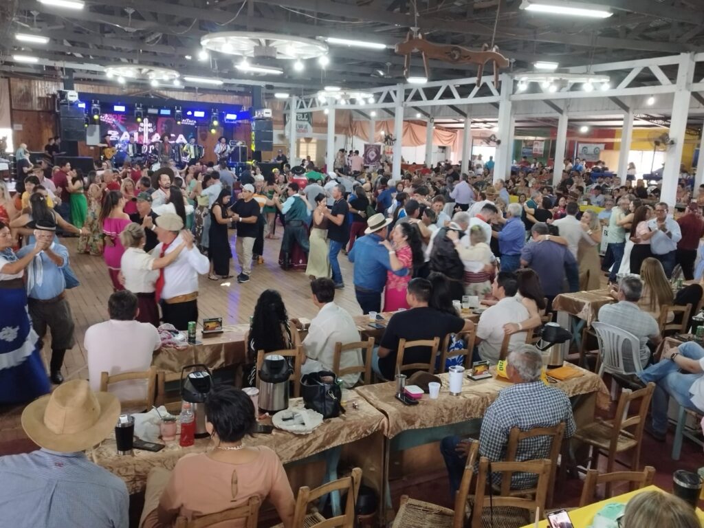 Domingueira com Baitaca reuniu pessoas de toda a região no CTG em Amambai