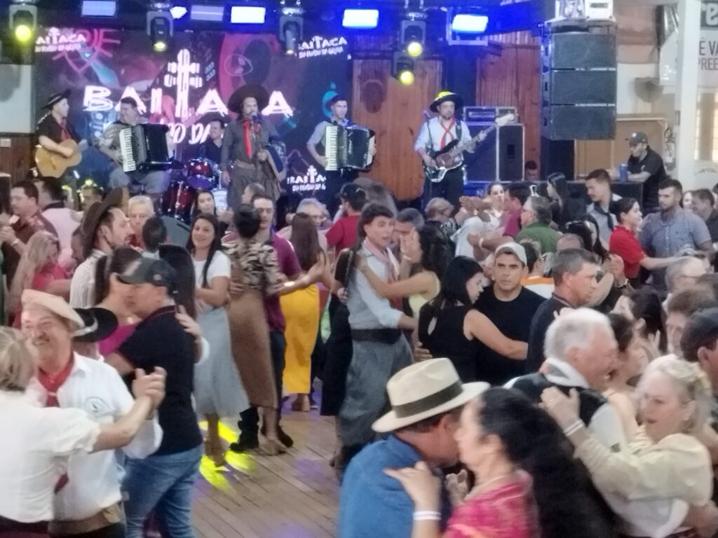 Domingueira com Baitaca reuniu pessoas de toda a região no CTG em Amambai