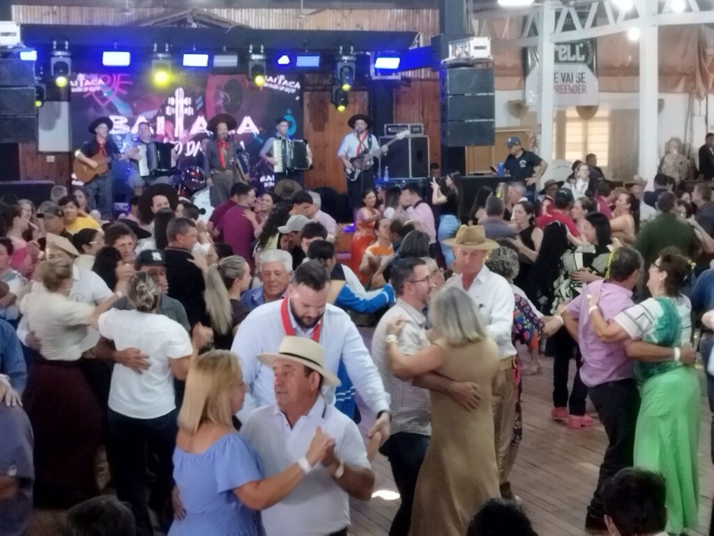 Domingueira com Baitaca reuniu pessoas de toda a região no CTG em Amambai