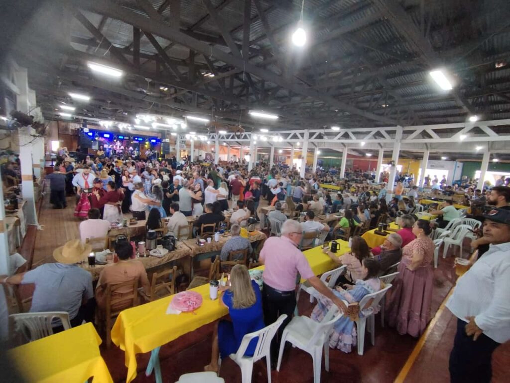Domingueira com Baitaca reuniu pessoas de toda a região no CTG em Amambai