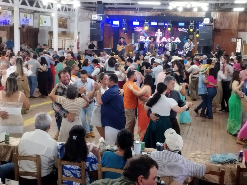 Domingueira com Baitaca reuniu pessoas de toda a região no CTG em Amambai