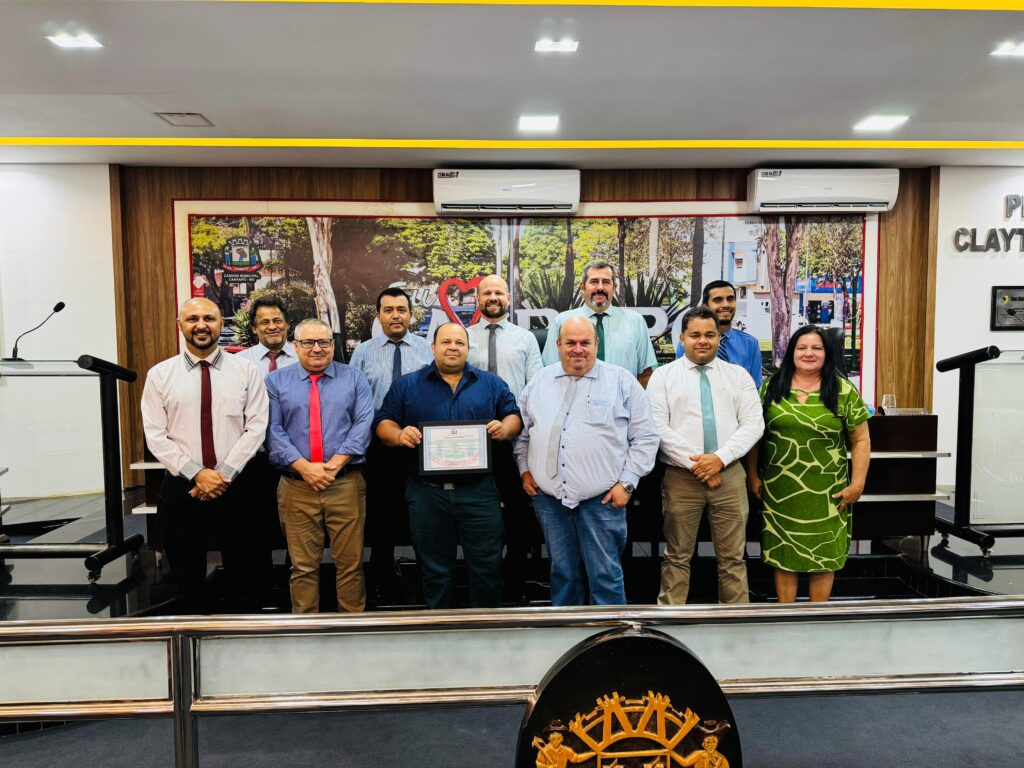 Vereador Gilberto Segóvia entrega Moção de Aplausos a servidor por atuação na Sanesul em Caarapó Vereador Gilberto Segóvia entrega Moção de Aplausos a servidor por atuação na Sanesul em Caarapó