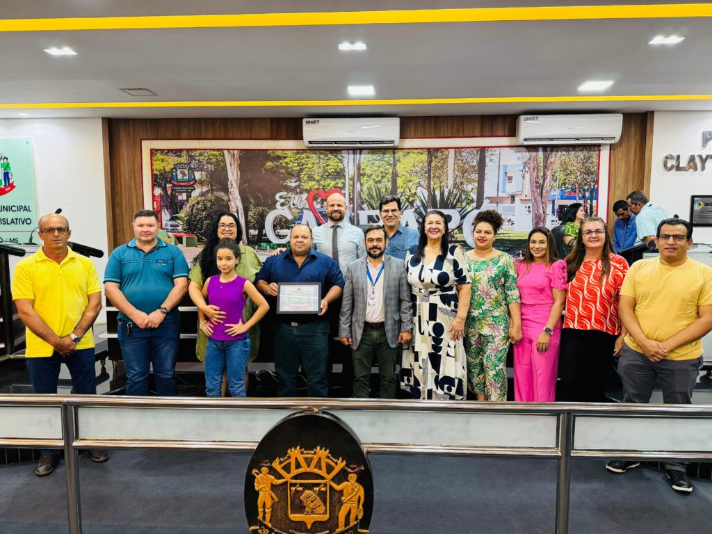 Vereador Gilberto Segóvia entrega Moção de Aplausos a servidor por atuação na Sanesul em Caarapó Vereador Gilberto Segóvia entrega Moção de Aplausos a servidor por atuação na Sanesul em Caarapó