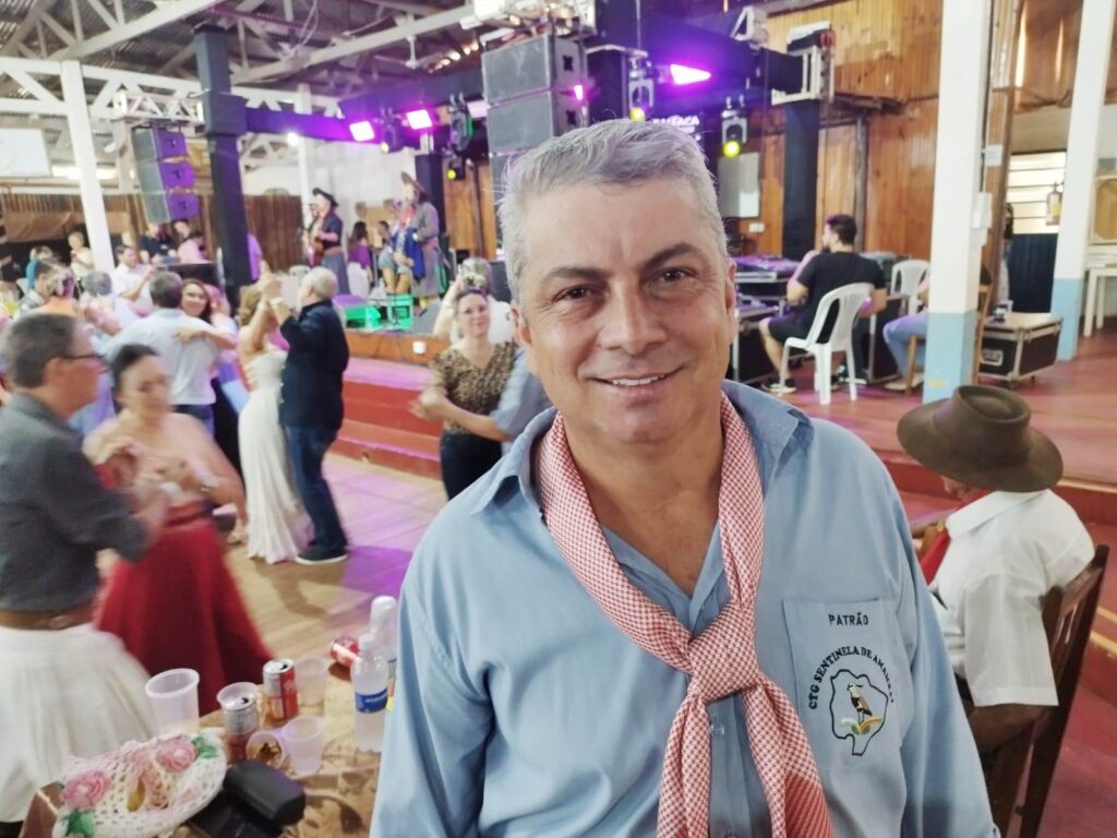 Domingueira com Baitaca reuniu pessoas de toda a região no CTG em Amambai