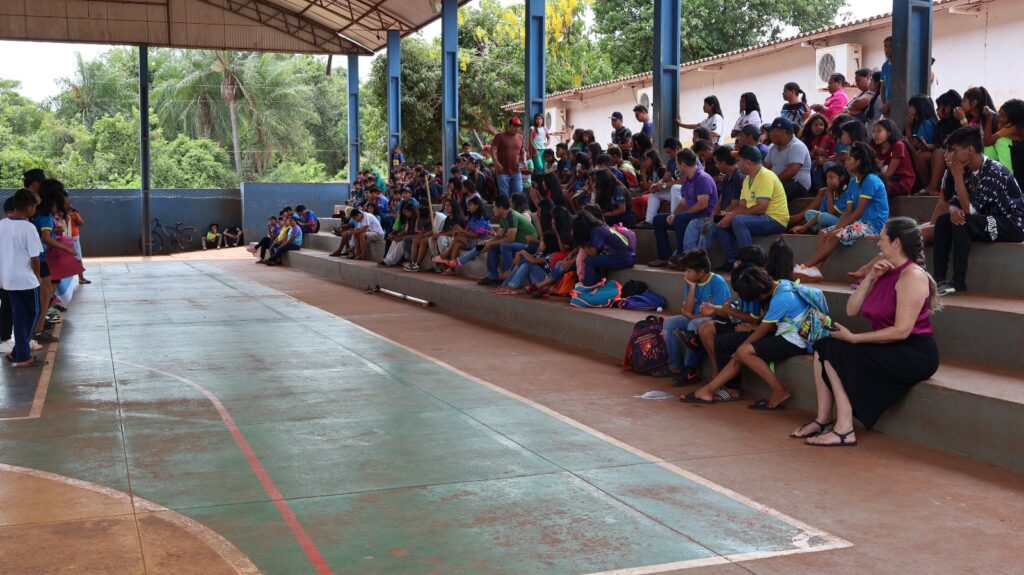 Protesto de alunos da Aldeia Sassoró cobra da Energisa a conclusão da rede elétrica de escola indígena, em Tacuru Protesto de alunos da Aldeia Sassoró cobra da Energisa a conclusão da rede elétrica de escola indígena, em Tacuru