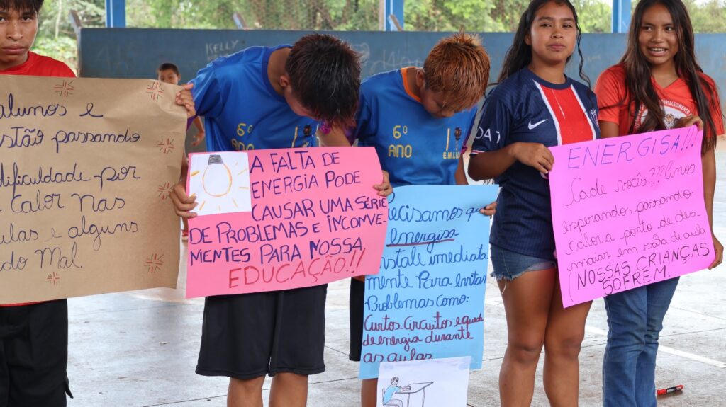 Protesto de alunos da Aldeia Sassoró cobra da Energisa a conclusão da rede elétrica de escola indígena, em Tacuru Protesto de alunos da Aldeia Sassoró cobra da Energisa a conclusão da rede elétrica de escola indígena, em Tacuru