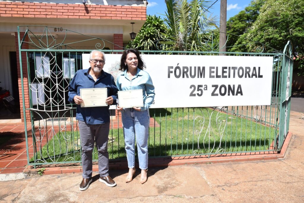 Prefeito Lídio Ledesma e a vice-prefeita eleita Patrícia Margatto foram diplomados nesta segunda-feira (16) Prefeito Lídio Ledesma e a vice-prefeita eleita Patrícia Margatto foram diplomados nesta segunda-feira (16)