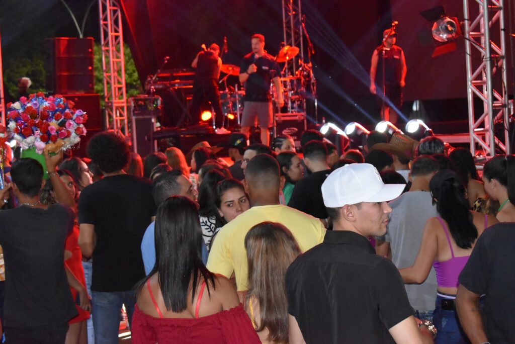 Show com grupo de renome nacional, Traia Véia, reuniu mais de 6 mil pessoas nas comemorações de final de ano, em Iguatemi Show com grupo de renome nacional, Traia Véia, reuniu mais de 6 mil pessoas nas comemorações de final de ano, em Iguatemi