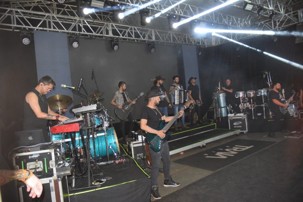Show com grupo de renome nacional, Traia Véia, reuniu mais de 6 mil pessoas nas comemorações de final de ano, em Iguatemi Show com grupo de renome nacional, Traia Véia, reuniu mais de 6 mil pessoas nas comemorações de final de ano, em Iguatemi