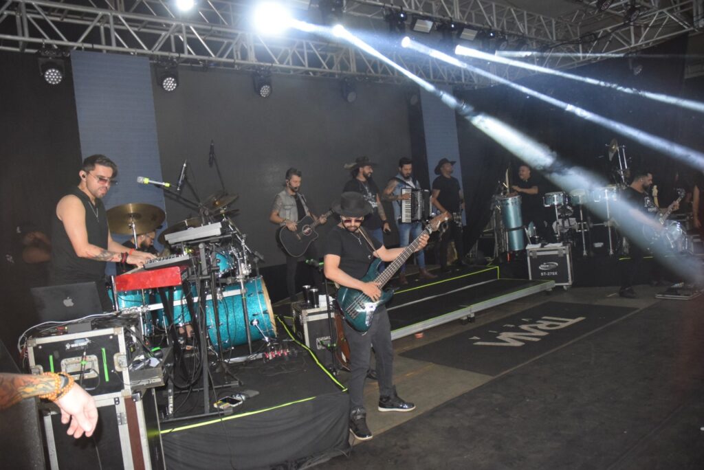 Show com grupo de renome nacional, Traia Véia, reuniu mais de 6 mil pessoas nas comemorações de final de ano, em Iguatemi Show com grupo de renome nacional, Traia Véia, reuniu mais de 6 mil pessoas nas comemorações de final de ano, em Iguatemi