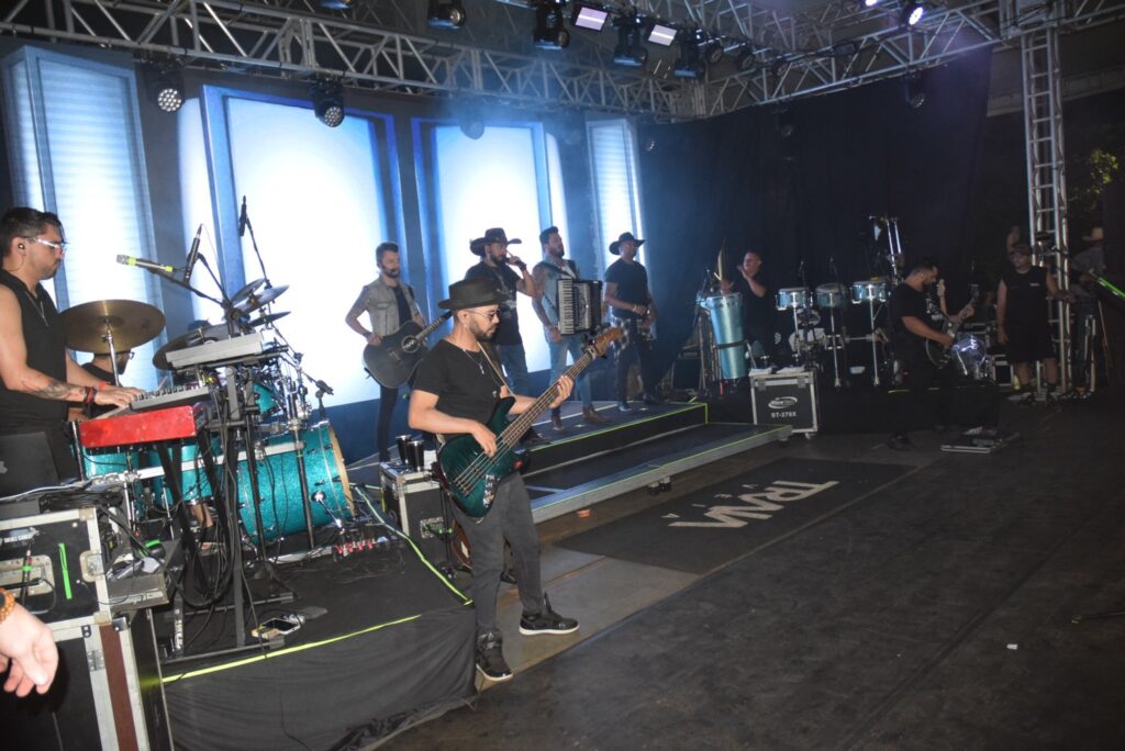 Show com grupo de renome nacional, Traia Véia, reuniu mais de 6 mil pessoas nas comemorações de final de ano, em Iguatemi Show com grupo de renome nacional, Traia Véia, reuniu mais de 6 mil pessoas nas comemorações de final de ano, em Iguatemi