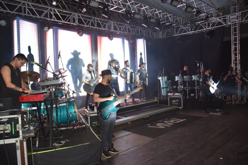 Show com grupo de renome nacional, Traia Véia, reuniu mais de 6 mil pessoas nas comemorações de final de ano, em Iguatemi Show com grupo de renome nacional, Traia Véia, reuniu mais de 6 mil pessoas nas comemorações de final de ano, em Iguatemi