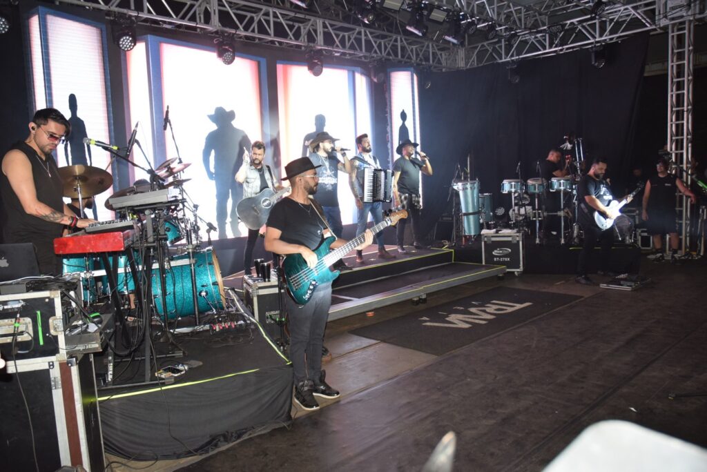 Show com grupo de renome nacional, Traia Véia, reuniu mais de 6 mil pessoas nas comemorações de final de ano, em Iguatemi Show com grupo de renome nacional, Traia Véia, reuniu mais de 6 mil pessoas nas comemorações de final de ano, em Iguatemi