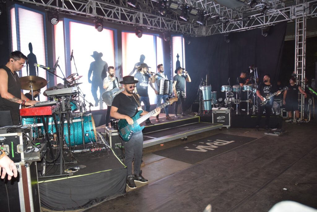 Show com grupo de renome nacional, Traia Véia, reuniu mais de 6 mil pessoas nas comemorações de final de ano, em Iguatemi Show com grupo de renome nacional, Traia Véia, reuniu mais de 6 mil pessoas nas comemorações de final de ano, em Iguatemi