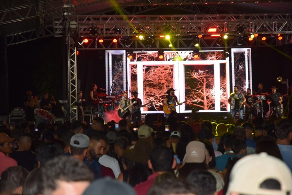 Show com grupo de renome nacional, Traia Véia, reuniu mais de 6 mil pessoas nas comemorações de final de ano, em Iguatemi Show com grupo de renome nacional, Traia Véia, reuniu mais de 6 mil pessoas nas comemorações de final de ano, em Iguatemi