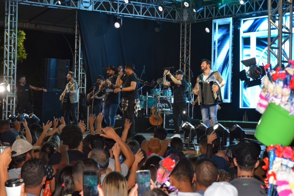 Show com grupo de renome nacional, Traia Véia, reuniu mais de 6 mil pessoas nas comemorações de final de ano, em Iguatemi Show com grupo de renome nacional, Traia Véia, reuniu mais de 6 mil pessoas nas comemorações de final de ano, em Iguatemi