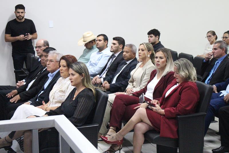 Ato de diplomação do prefeito eleito, Sérgio Barbosa, do vice, Jaime Vizotto, de vereadores e suplementes, em Amambai