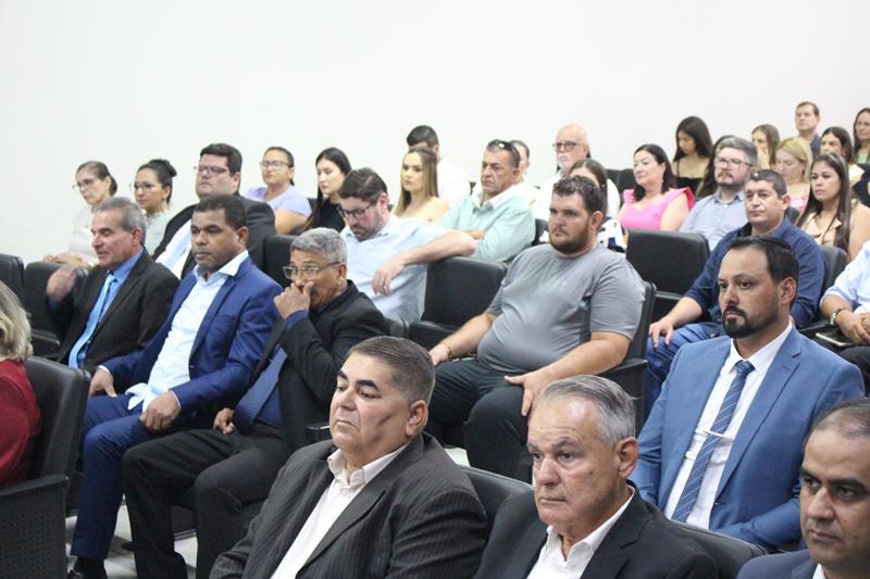 Ato de diplomação do prefeito eleito, Sérgio Barbosa, do vice, Jaime Vizotto, de vereadores e suplementes, em Amambai