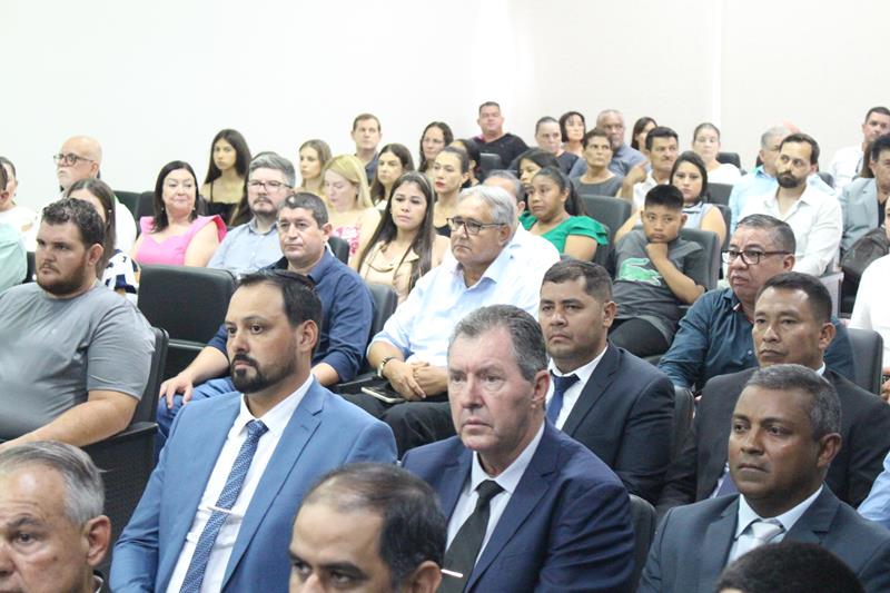 Ato de diplomação do prefeito eleito, Sérgio Barbosa, do vice, Jaime Vizotto, de vereadores e suplementes, em Amambai