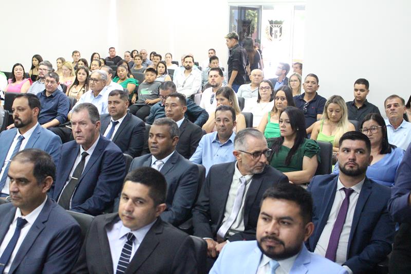 Ato de diplomação do prefeito eleito, Sérgio Barbosa, do vice, Jaime Vizotto, de vereadores e suplementes, em Amambai