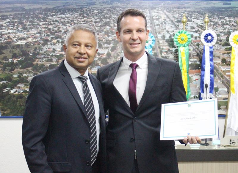 Ato de diplomação do prefeito eleito, Sérgio Barbosa, do vice, Jaime Vizotto, de vereadores e suplementes, em Amambai