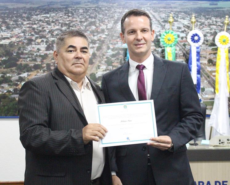 Ato de diplomação do prefeito eleito, Sérgio Barbosa, do vice, Jaime Vizotto, de vereadores e suplementes, em Amambai