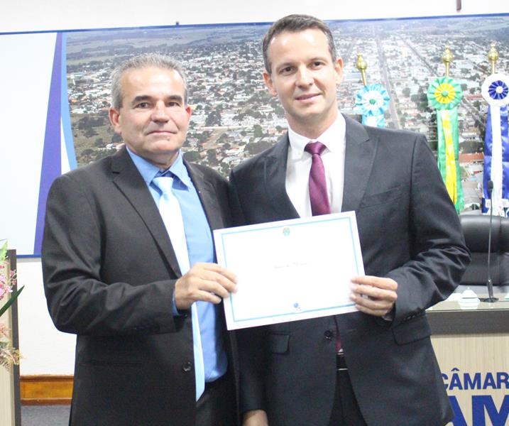 Ato de diplomação do prefeito eleito, Sérgio Barbosa, do vice, Jaime Vizotto, de vereadores e suplementes, em Amambai