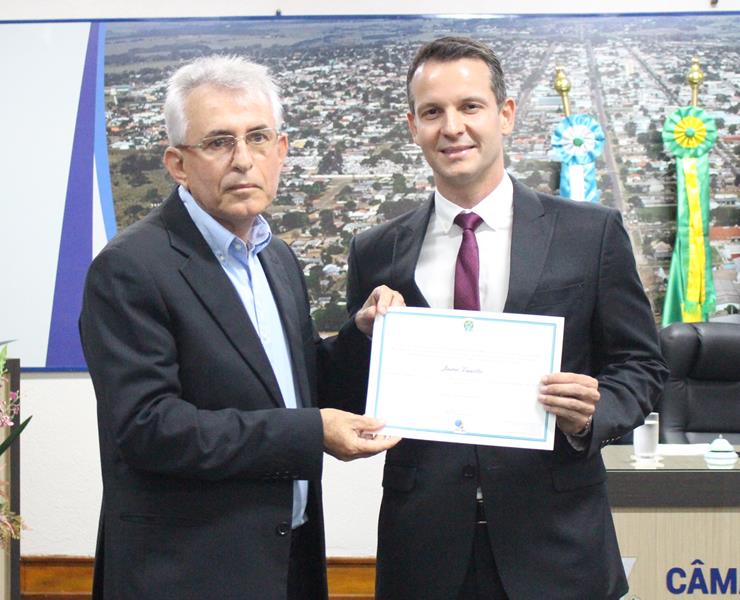 Ato de diplomação do prefeito eleito, Sérgio Barbosa, do vice, Jaime Vizotto, de vereadores e suplementes, em Amambai