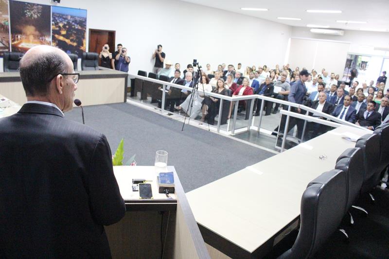Ato de diplomação do prefeito eleito, Sérgio Barbosa, do vice, Jaime Vizotto, de vereadores e suplementes, em Amambai