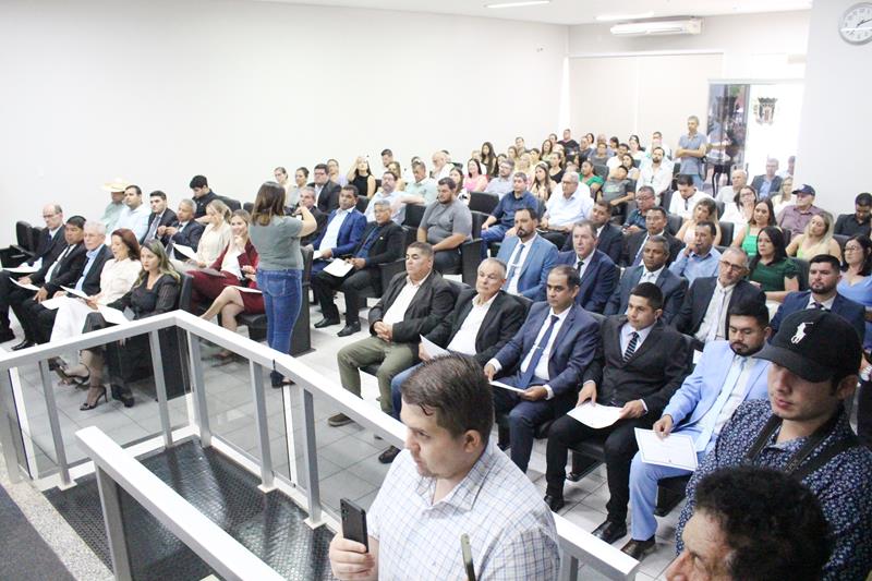 Ato de diplomação do prefeito eleito, Sérgio Barbosa, do vice, Jaime Vizotto, de vereadores e suplementes, em Amambai