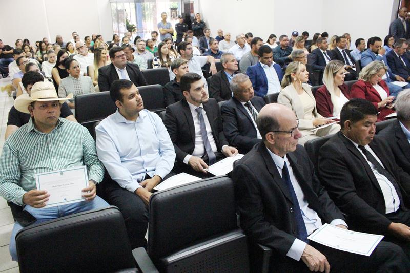 Ato de diplomação do prefeito eleito, Sérgio Barbosa, do vice, Jaime Vizotto, de vereadores e suplementes, em Amambai