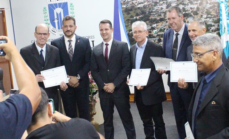 Ato de diplomação do prefeito eleito, Sérgio Barbosa, do vice, Jaime Vizotto, de vereadores e suplementes, em Amambai