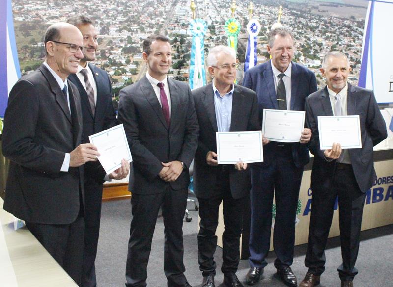 Ato de diplomação do prefeito eleito, Sérgio Barbosa, do vice, Jaime Vizotto, de vereadores e suplementes, em Amambai