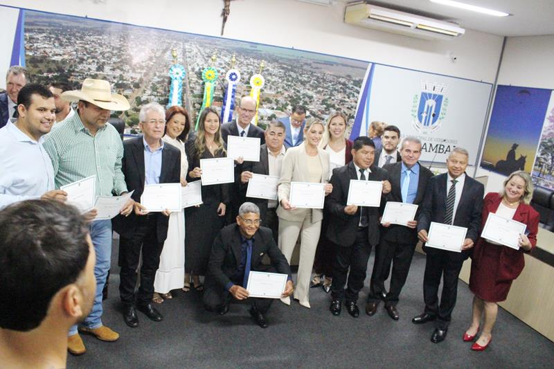 Ato de diplomação do prefeito eleito, Sérgio Barbosa, do vice, Jaime Vizotto, de vereadores e suplementes, em Amambai