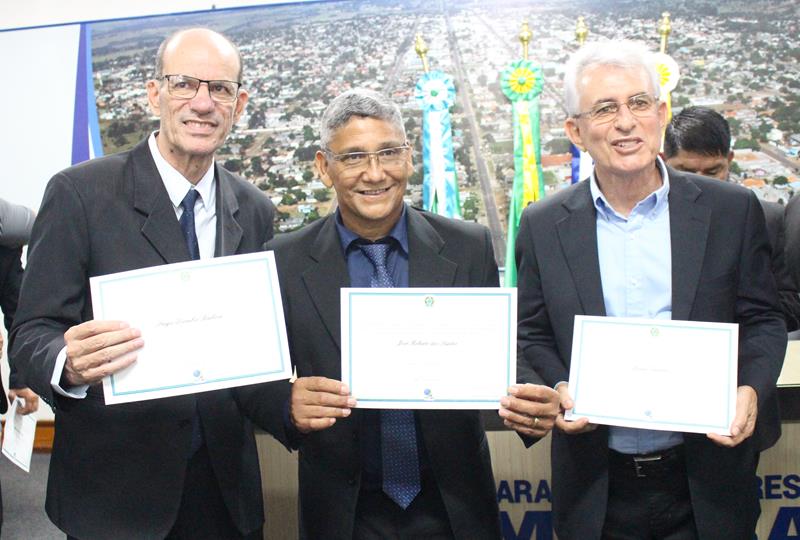 Ato de diplomação do prefeito eleito, Sérgio Barbosa, do vice, Jaime Vizotto, de vereadores e suplementes, em Amambai
